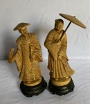 GRUPO ESCULTÓRICO - Imperador e Imperatriz segurando um Guarda-sol - par de antigas esculturas orientais em material não definido podendo ser  marfinite ou pedra dura. Alt. 20 e 18cm ambas com marcação na base.s.Uma das figuras segura um guarda-sol.Itens similares são frequentemente vendidos em leilões de arte e antiguidades.O material e a idade determinam o valor e a classificação exatos.