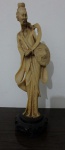 "GUERREIRO ORIENTAL" - Estatueta em resina, pequeno bicado, base de madeira. Altura total 34 cm