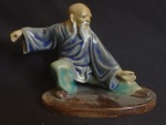 Escultura Oriental -  De "Tai Chi Chuan". Estatueta de cerâmica chinesa vitrificada e policromada. Altura 12 cm.