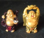 Lote com duas estatuetas de Buda de resina laqueada de dourado . Altura da maior 75mm