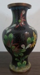 Vaso chines, em metal dourado c/ decoração floral em cloisonné sobre fundo preto, alt. 11cm. Pequena morsa.