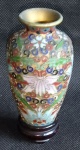 Espetacular Vaso Chines em cloisonné, com decoração em relevo multicolorida. Alt. 0.12m Acompanha peanha de madeira.