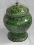 Lindo Potiche em cloisoné na cor verde, decorado com flores e folhas, Alt. 21cm