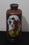 Espetacular vaso Chinês em cloisonné com fundo vinho com decoração central com gueixa, no corpo do vaso com desenhos geométricos dourados. Alt. 9,5cm