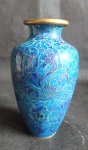 Espetacular Vaso em Cloisonné ricamente trabalhado,  peça antigas, na tonalidade azul, ornado com flores e folhas filetada em dourado. Altura de 16 cm.