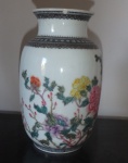 Vaso oriental bojudo decorado com florais e folhagens, borda decorada com tema geométrico, bicado na borda com restauro. Altura 19cm