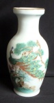 Vaso de porcelana chinesa, balaustre, decorado em policromia com flores e folhagens, pássaros no galho, bordas com filete de ouro. Marcado. Alt. 17cm.