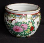 Lindíssimo vaso  dito aquário, pequeno,  em porcelana chinesa com desenhos ao gosto família rosa  com detalhes em ouro na pintura, em excelente estado sem trincas ou restauros. Medidas.8cm de diâmetro da boca, 6,5 cm de altura.