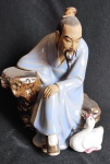 Escultura oriental Poeta em cerâmica e porcelana muito bem confeccionada onde os detalhes chamam a atenção. Os orientais acreditam que esta escultura atrai Sabedoria . Representando sábio com  cisne. Medida 17 cm de altura por 13 cm de largura