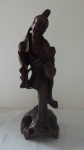 CHINA - Linda escultura em bloco maciço de madeira nobre escura. Representando pescador. 31cmxxxEscultura oriental antiga, entalhada à mão em madeira, representando um pescador ou uma divindade da sorte. É uma peça de colecionador, o material pode ser madeira de lei, como o rosewood (pau-rosa).Representações comuns incluem Ebisu, o deus dos pescadores e da boa sorte na mitologia oriental.