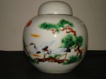Potiche porcelana oriental, decorado com policromia garças em uma face e floral e aves do paraíso na outra face, apresenta selo vermelho. Diam. 12 cm e alt de 13 cm