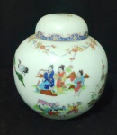 Lindo potiche de porcelana chinesa, assinada na base com selo vermelho, fundo branco com rica decoração de faisões, gueixas e trabalhadores. Alt.13cm - diam. 11cm.