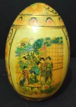 Lindíssimo e grande ovo oriental em porcelana ao gosto SATSUMA, peça rica em detalhes, com desenho de figuras típicas orientais na galeria central com rica policromia e filetes Dourados, nas laterais desenhos de florais. Alt. 16cm