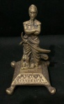 Estatueta de Bronze de guerreiro oriental sobre base no formato de pata de animal. Alt. 10cm