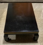 Mesa de centro modelo oriental, pequena perda na placagem, no estado, laca preta com frisos dourados, pés típicos. Med. 110cm x 70cm x 36cm.