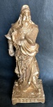 ESCULTURA - Figura de guerreiro oriental em resina apresentado com trajes típicos. Base com inscrições em mandarim. | Med. 36x15cm