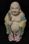 Estatueta de porcelana chinesa representando um sábio ou monge, também conhecida como Buda Risonho. A peça é feita de porcelana com rica policromia (várias cores).  Alt.10cm