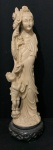 Escultura colecionável de uma figura feminina oriental, possivelmente Guanyin ou uma gueixa, segurando uma criança, elaborada em resina na cor marfim. Alt. 40 cm - Apresenta restauro e ínfima perda