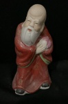 Escultura chinesa antiga de porcelana, frequentemente representando um sábio ou o Deus da Longevidade (Shou Xing ou Fukurokuju).  Alt. 10cm
