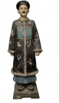 Escultura Orienta de nobre com traje típico, elaborado com resina policromada. Med. 25cm x 7cm x 7cm