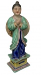 Estatueta de Porcelana sobre base - Camponês multicolorido, apresenta restauro no chapéu com pose de contemplação. Alt. 14cm