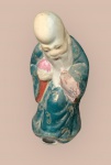 Escultura em porcelana chinesa. Representa Shoulao, o Deus da Longevidade.O pêssego é um símbolo comum de imortalidade e longevidade na mitologia chinesa, frequentemente associado a esta figura. Altura 11 cm