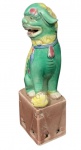 Escultura de Porcelana Policromada- representação do cão de fó (Shih Tazu) (sagrado animal fantástico com aparência de Leão que guarda o templo budista, geralmente representado como casal onde o macho brinca com uma bola que significa a terra e a fêmea protege a cria. Med. 11,5 cm de altura