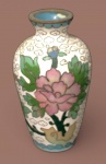 Vaso de Cloisonné chines vintage em miniatura com fundo branco e decorado com flores, fundo e interior azul celeste. Alt. 8cm