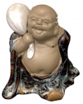Estatueta de Argila marrom vitrificada policromada representa um Buda rindo (Budai ou Hotei) segurando um saco, um símbolo de boa sorte e prosperidade.  Numerada e marcada na base com  13 cm de altura.