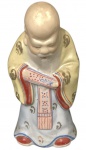 Estatueta de monge ou sábio chinês, feita de porcelana policromada com detalhes dourados. altura 11 cm