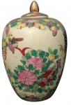 Potiche de porcelana apresenta decoração colorida, sugerindo o estilo famílle  rose com desenho do cotidiano oriental na galeria central e florais policromado em rosa e amarelo com ouro na pinha da tampa. Peça geralmente cotada em Dollar. Alt. 17cm