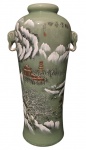 Vaso oriental de Porcelana verde água, com desenho de montanhas e fagode com inscrições na parte posterior e cabeça de elefante nas laterais com 37 cm de altura