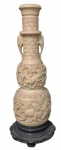 Espetacular Ânfora oriental idealizada com resina e decorações de aninais em relevo, laterais com cabeça de elefante, fundo com rosas, base na cor negra com restauro. Alt.34cm
