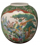 Jarra ou Potiche de Porcelana Jchinesa pintada a mão com decoração de pássaros e florais com arremates dourados, com cena oriental detalhada com 15cm de altura e marca do fabricante no fundo.