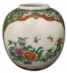 Jarra ou Potiche de Porcelana chinesa pintada a mão com decoração de pássaros e florais com arremates dourados, com cena oriental detalhada com 15cm de altura e marca do fabricante no fundo.