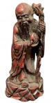 Escultura Oriental de sábio em resina com pigmentação na cor vermelha com 11cm de altura