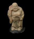 Estatueta de Marfinite de Buda Rindo (Laughing Buddha). É uma figura comum no Feng Shui chinês, frequentemente associada à felicidade e prosperidade com 10cm de altura