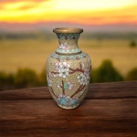 Vaso de cloisoneé fundo amarelo com decoração com flores e folhas com o interior e funda de azul celeste. Altura 14cm