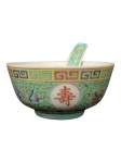 Bowl e colher de porcelana ricamente decorada com fundo azul esverdeado e desenhos tradicionais oriental com selo vermelho na base. Medida do Bowl = Altura 5,5 cm e diâmetro de 11cm - medida da colher 14cm de comprimento.
