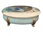 Porta Joia de Porcelana azul claro com interior branco, tampa com desenho de faisão à ouro e azul, pé alto dourado. Med. 8,5cm x 6cm x 3,5cm