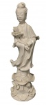 Estatueta de porcelana chinesa de Kwan-Yin (ou Kuan Yin), a deusa budista da Compaixão e Misericórdia, é feita de porcelana branca (Blanc de Chine). Alt 26 cm - Apresenta perda da pontinha do dedo da mão esquerda.