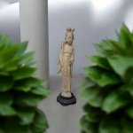 Escultura de Marfinite representando uma dama chinesa sobre base de madeira com 34cm de altura