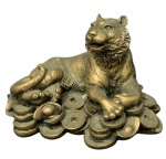 Estatueta de tigre chinês muito utilizado em feng shui e também conhecida como tigre do dinheiro., simbolizando  a força e coragem associada à proteção e boa sorte na cultura chinesa, elaborada com resina e pintada de dourado. Medidas 11,5cm x 9cm x 7cm.