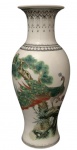 PORCELANA ORIENTAL, Antigo Lindo vaso chines ornado com pássaro e flor de cerejeira, barrado geométrico, possui caracteres, e com selo vermelho. Alt. 26cm.
