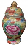 Impressionante pote de gengibre chinês vintage de porcelana com tampa, multicolorido e ornamentado com florais, pintado à mão. altura de 17 cm.