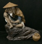 Estatueta de cerâmica vitrificada chinesa de figura de pescador chines também conhecido como "mudman" medindo 18cm x 18cm x 12cm