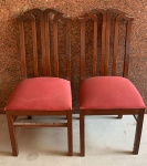Par de cadeira de madeira com almofadado  vermelho espaldar casado e alto. Uma delas ausência do descanso do pé. Med. 102 cm x 46cm x 44cm.