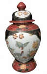 Potiche de Porcelana chinesa ao gosto imari decoração com pássaros flores na galeria central com 36cm de altura.