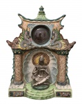 Antigo Relógio Antigo de Mesa Royce e Base Porcelana possivelmente Tasca , representando templo oriental, movido à corda com numeral em algarismo romano , vidro frontal trincado. O relógio precisa de revisão, corda esta travada, funcionamento desconhecido.  Medida - 47cm x 33cm x 13cm