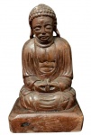 Escultura em madeira Roseira patinada, representando BUDAH, GUALTAMA BUDA , Siddhartha. Nascido no Nepal como Principie real em 624. Fundador da religião budista. Citações dentre muitas: "A lingua é como faca afiada, mata sem tirar sangue", "nunca vejo o que foi feito. Só vejo o que falta fazer". Peça com perfeita execução de entalhes. Medindo 16 cm de altura